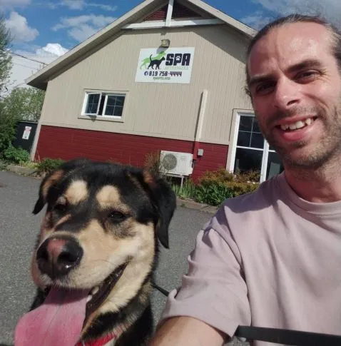 Francis Connolly Carignan, intervenant en comportement canin, avec Chad (Chien d'un refuge) – Sagesse Canine